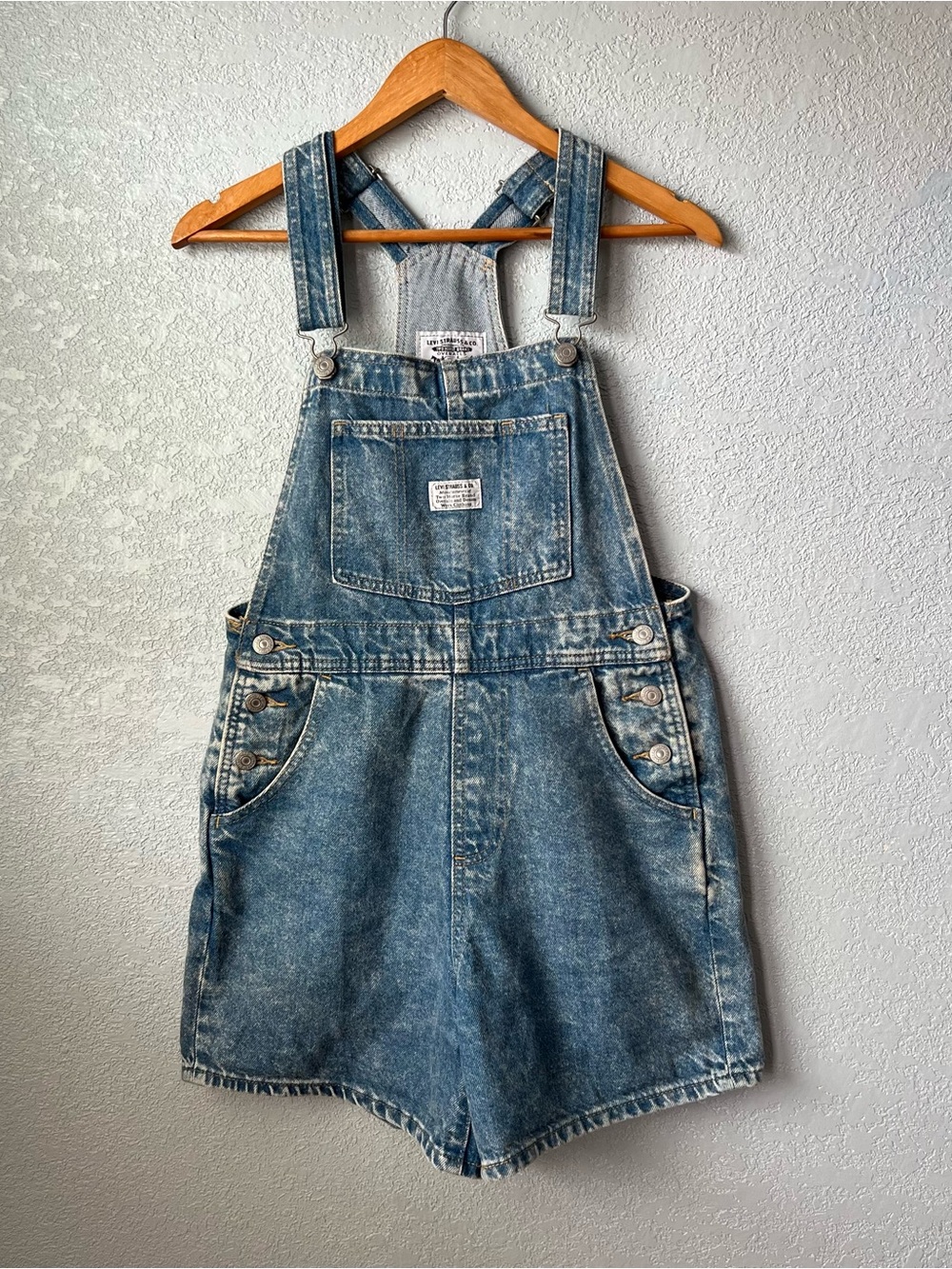 Levi’s Denim Short Overalls XS Acid Wash Bib Shorts Vintage Style Dungarees